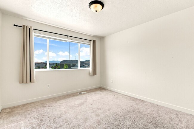 Building Photo - 3 Bedroom 2.5 Bathroom Townhome in Bluffdale!