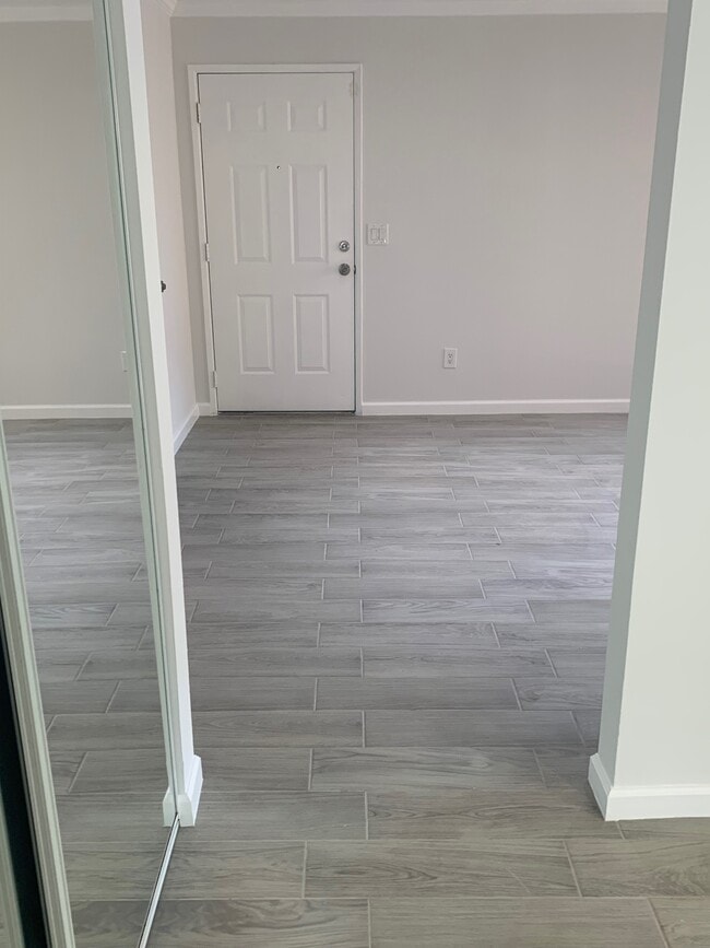 Building Photo - Lakeshore 6E