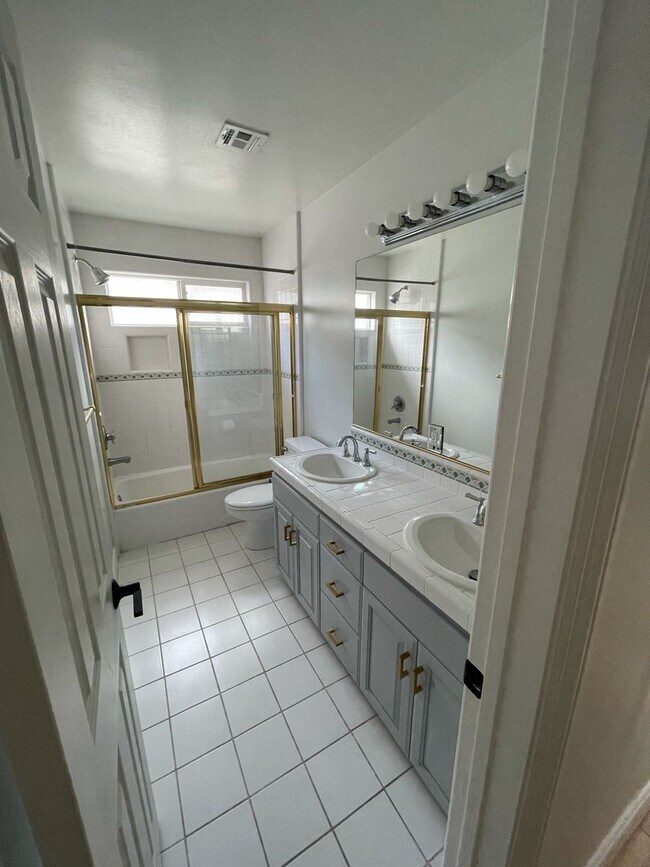 Building Photo - Beautiful Detached 4 bedroom, 2.5 Bath Tow...