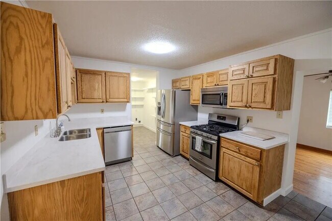 Building Photo - 3 Bedroom Home w/ Workshop and Fenced Yard