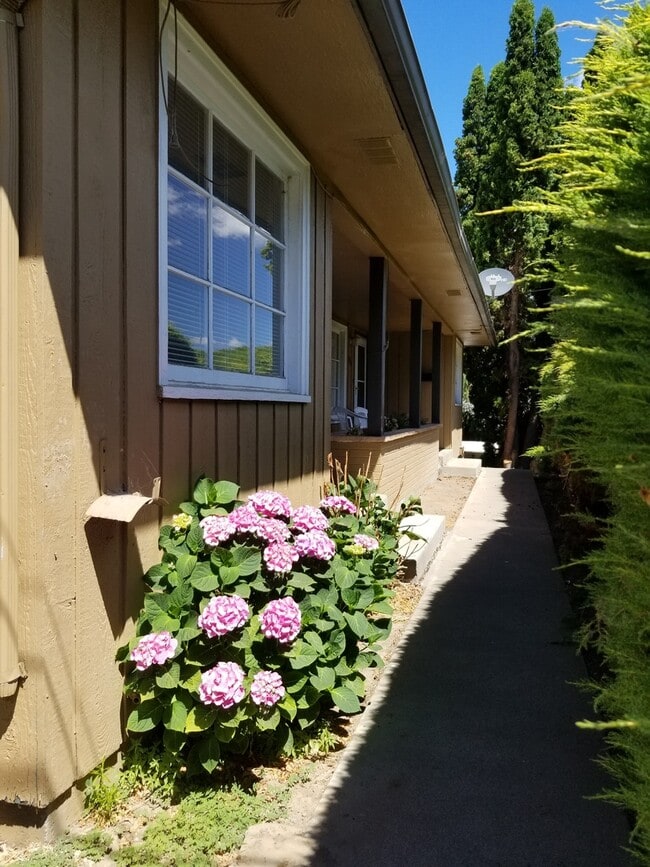 Building Photo - Occupied, do not disturb tenants. 2br duplex with carport and stackable washer/dryer included!