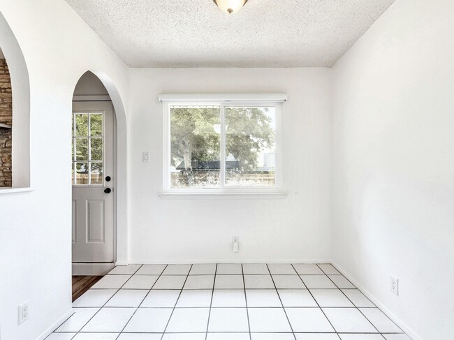 Building Photo - Charming 4BR / 2BA Home Featuring Fireplace, White Cabinets & Big Tree