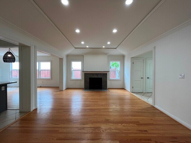 Building Photo - MOVE-IN READY! House w/full guest unit; near Ventura Blvd!