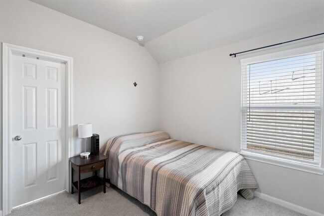 Building Photo - 515 Round Lake Dr