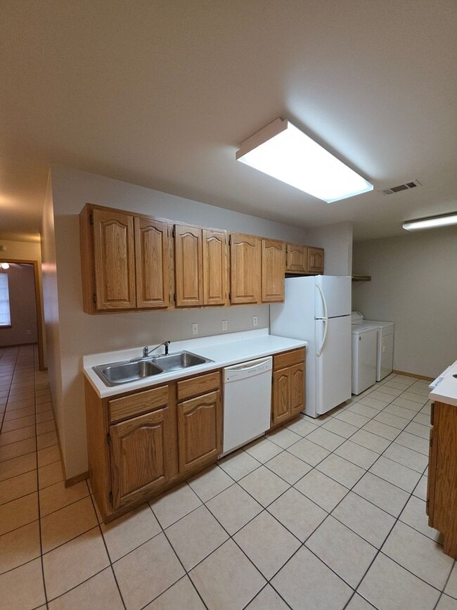 Building Photo - 1109 S Oswego Ave