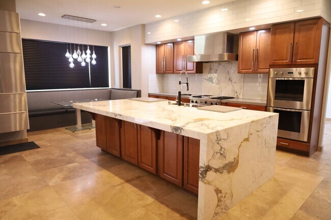 Building Photo - Fully Upgraded 5 Bedroom 4.5 Bathroom in Guard Gated Foothills Community!