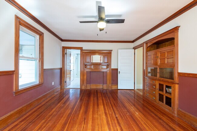 Building Photo - 1400 sf Fairmont Apartment with Washer/Dry...