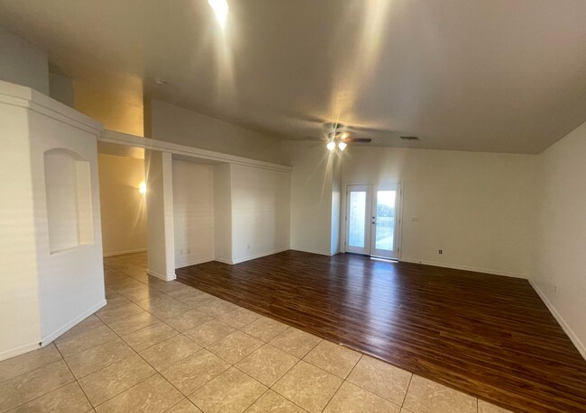 Building Photo - Charming 4 bed 2 bath home in the Ghost Ranch Communtity