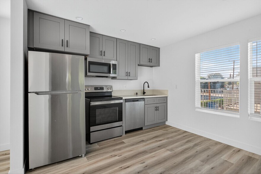 Building Photo - 113 S Lillie Ave