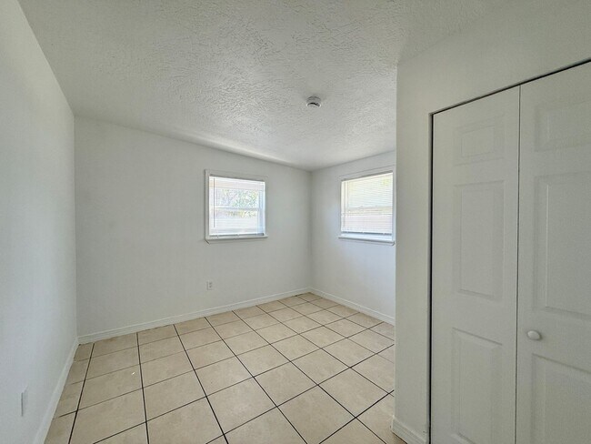Building Photo - Four Bedroom Bradenton Rental - Large Yard