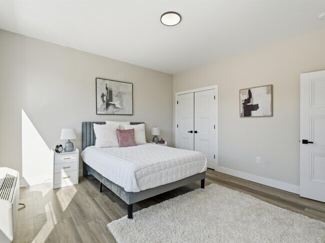 Building Photo - 304 61st St