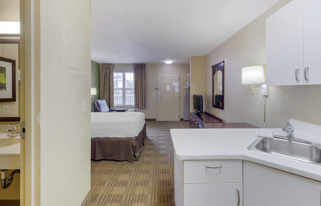 Building Photo - Furnished Studio-Fayetteville - Owen Dr.