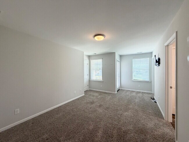 Building Photo - Three Bedroom Home in Millstone Landing!