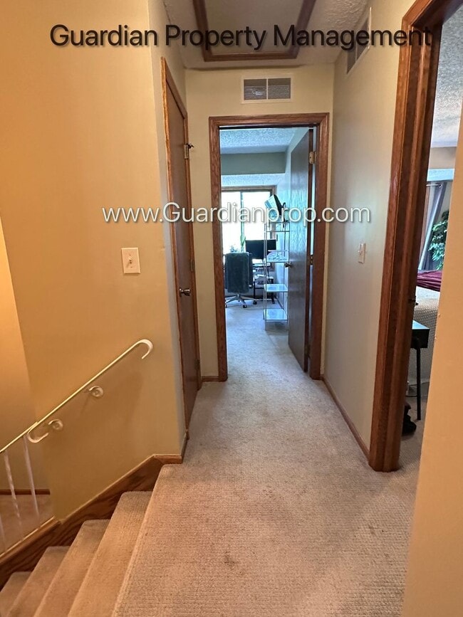 Building Photo - St Louis Park 2 Bedroom Town Home, Dishwasher, 1 Car Garage, Central Air, W/D