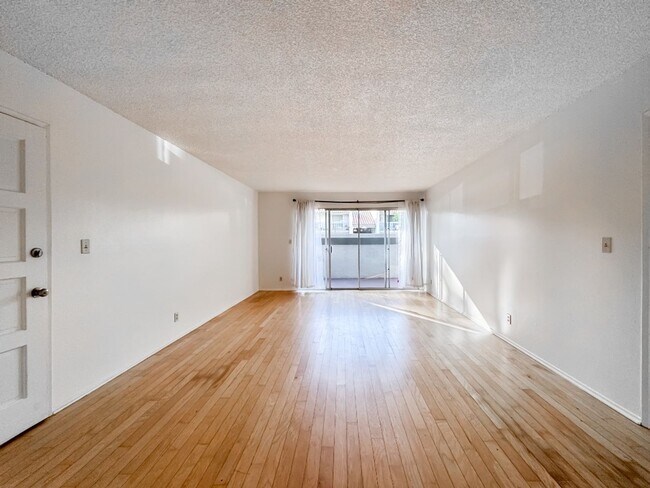 Building Photo - Bright single level 2 bed 1 bath Condo