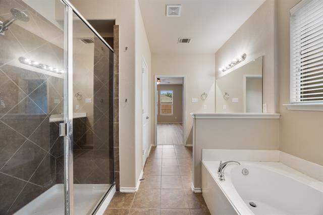 Building Photo - 2028 Carriage Rd