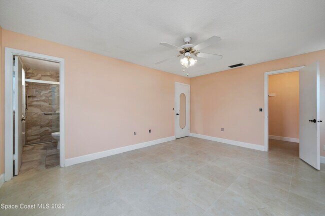 Building Photo - 512 Dolphin St
