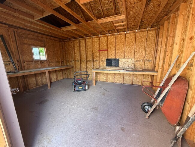 Building Photo - 84 E 300 N