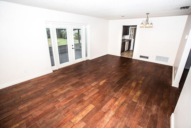 Building Photo - 3 Bedroom, 2 Bath Single Family Pool Home ...