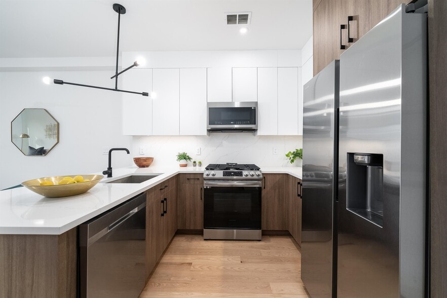 Building Photo - 10 Brinkerhoff St