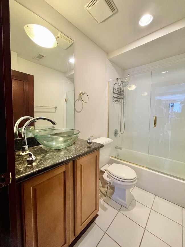 Second bathroom - 4540 Lindell Blvd