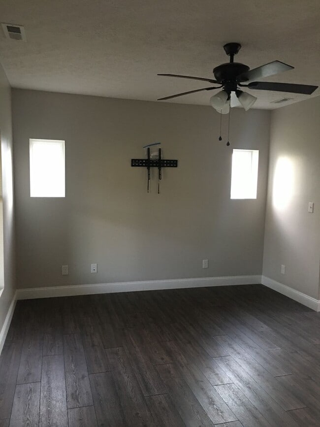 Building Photo - Three Bedroom Two Bath Home in the up and Coming Town of Hurricane