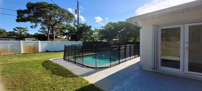 Building Photo - 4330 SW 10th St