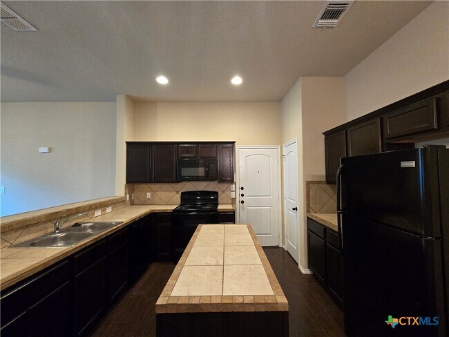 Building Photo - 697 Creekside Cir
