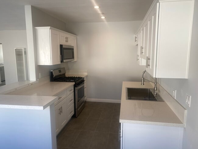 Building Photo - 1223 N Kingsley Dr