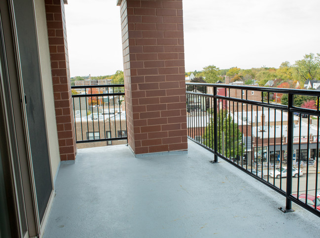 Building Photo - ReVerb Century Station Apt! (3200 S Oak Park)