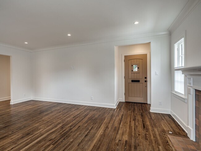 Building Photo - Luxury Living in the Heart of Tulsa