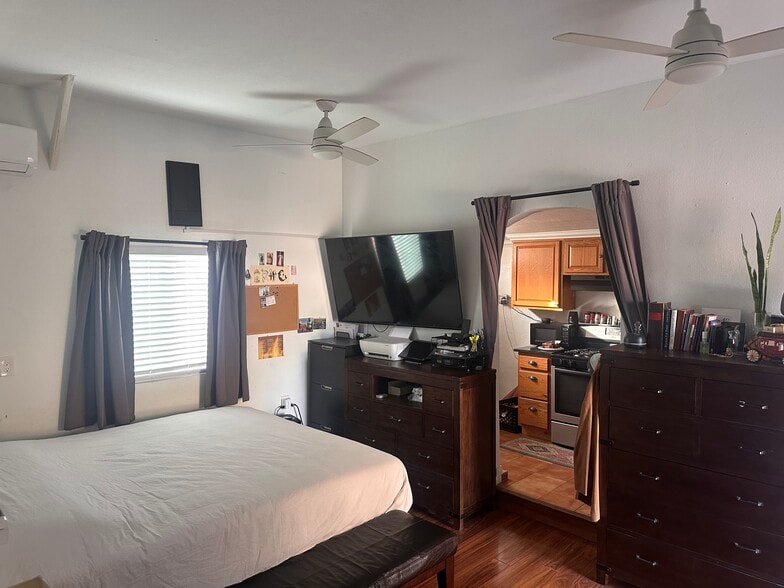 Spacious open-concept studio layout - 8333 Painter Ave