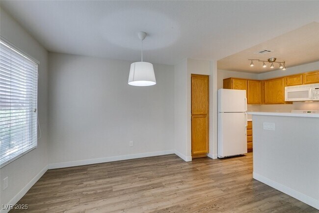 Building Photo - 350 S Durango Dr