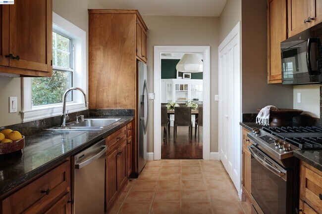 Building Photo - 3033 Divisadero St