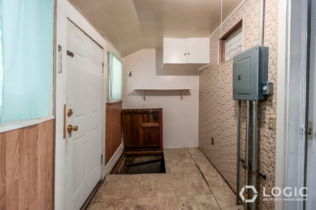 Building Photo - Great 2 Bedroom House on Dead End Street!