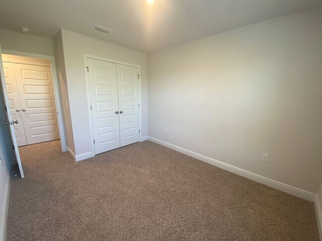 Building Photo - Modern, Spacious & Efficient Townhome in Lynn Haven! *1/2 OFF Security Deposit for Active-Duty Mi...