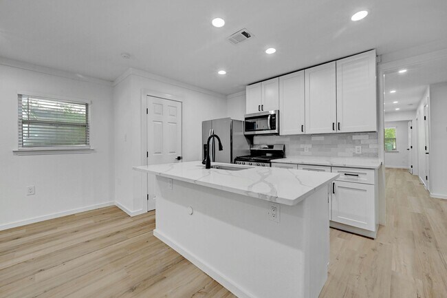 Building Photo - Top of the line 6 bed in West Campus!!! 1913!!!