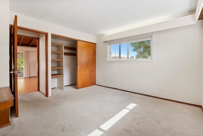 Building Photo - Large 3 Bedroom 2 Bathroom House in La Mesa!