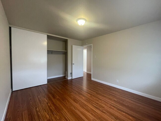 Building Photo - Newly Upgraded Spacious 3br with Decks, Laundry, Parking