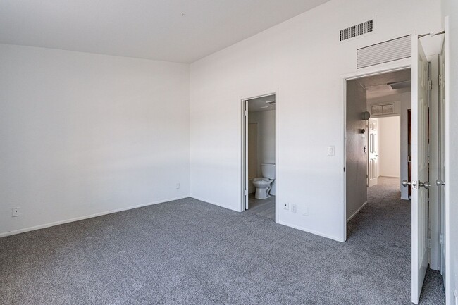 Building Photo - Brand new floor