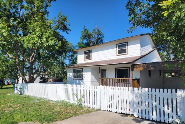Primary Photo - Beautiful house for Lease in Manor Downtow...