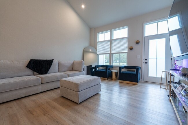 Building Photo - MOVE IN READY 3 Bedroom in Desirable Grass...