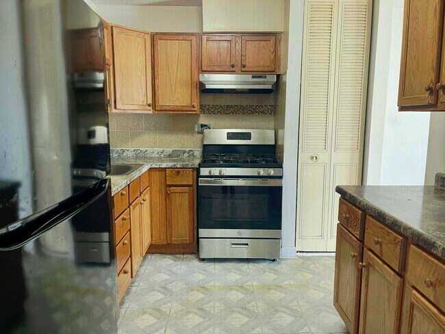 Building Photo - 3200 Bayside Dr