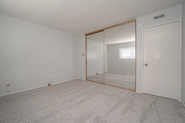 Building Photo - Beautiful 4 Bd Townhouse