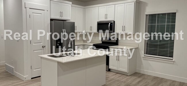 Building Photo - Pet Friendly Townhome