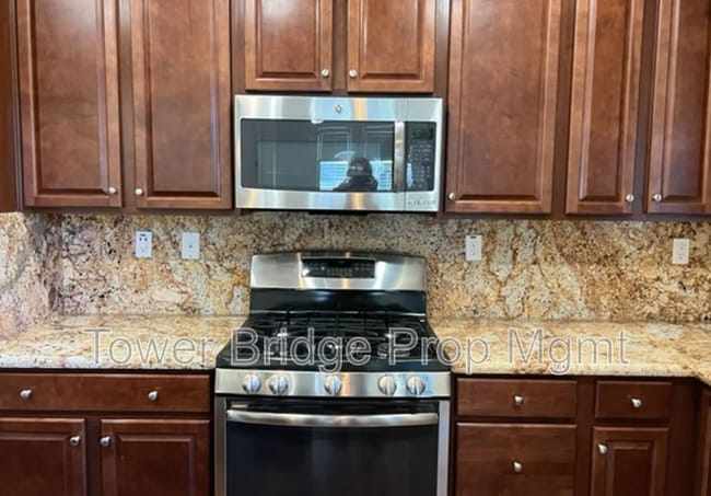 Building Photo - 3057 Village Park Dr