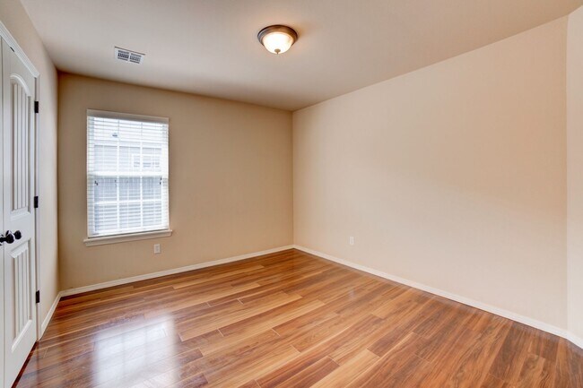 Building Photo - Tulsa Beauty Available Beginning of Januar...