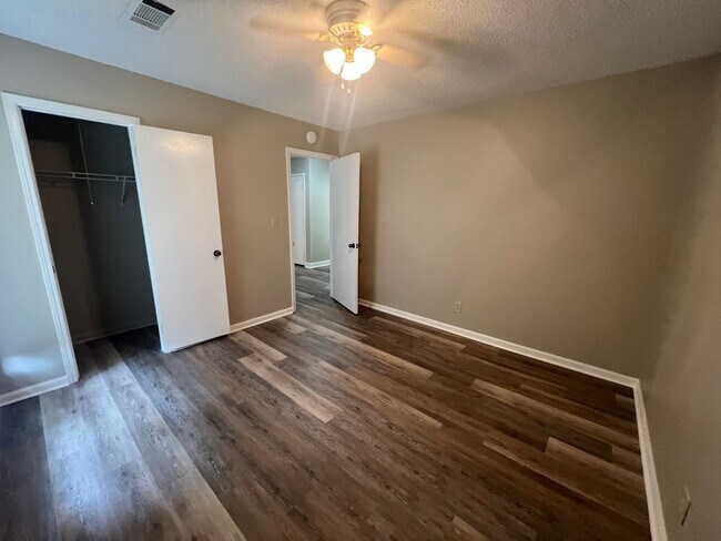 Building Photo - 3 bedroom 1 bathroom off Kicker Rd