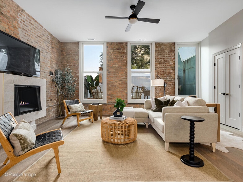 Primary Photo - Lincoln Park Mews