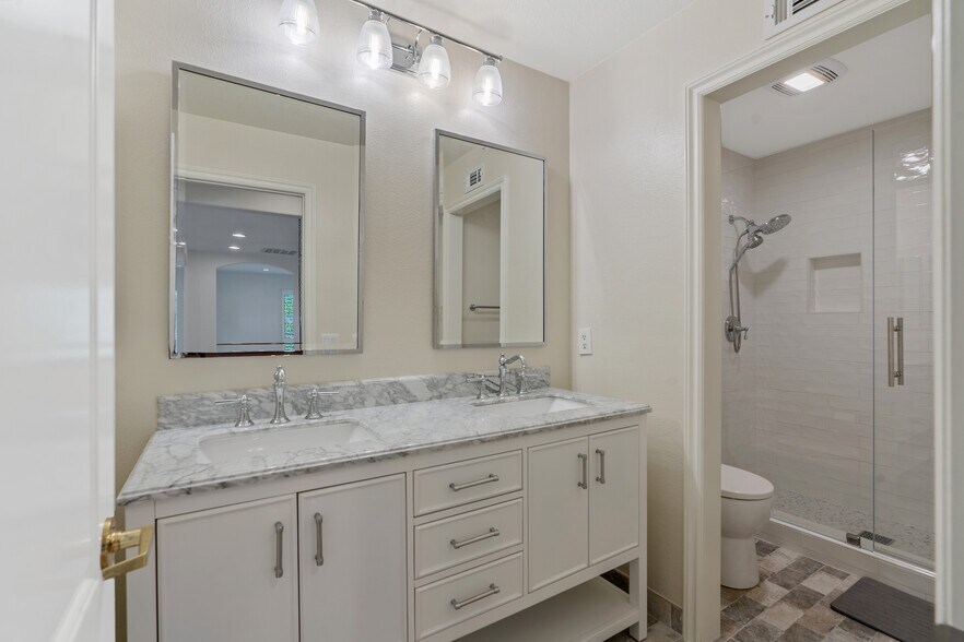 Building Photo - 674 Via de Tierra